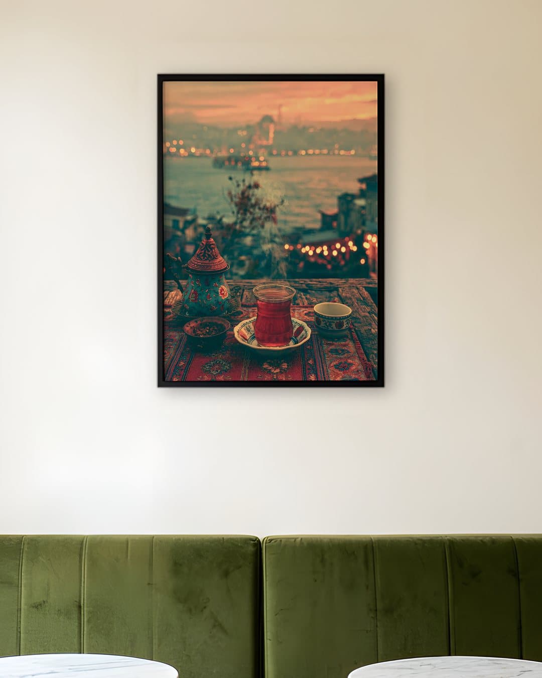 Boğaz Manzaralı Türk Çayı tablosu kafe duvarında: 50 × 70 cm, siyah ahşap çerçeve