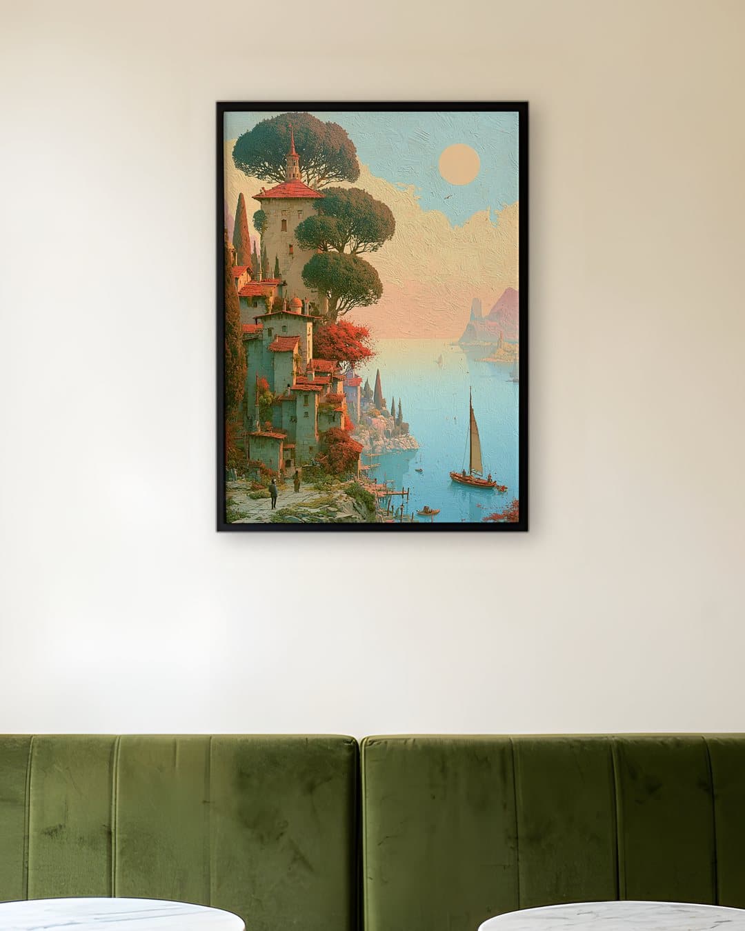 Çam Ağaçlı Akdeniz Kasabası tablosu kafe duvarında: 50 × 70 cm, siyah ahşap çerçeve