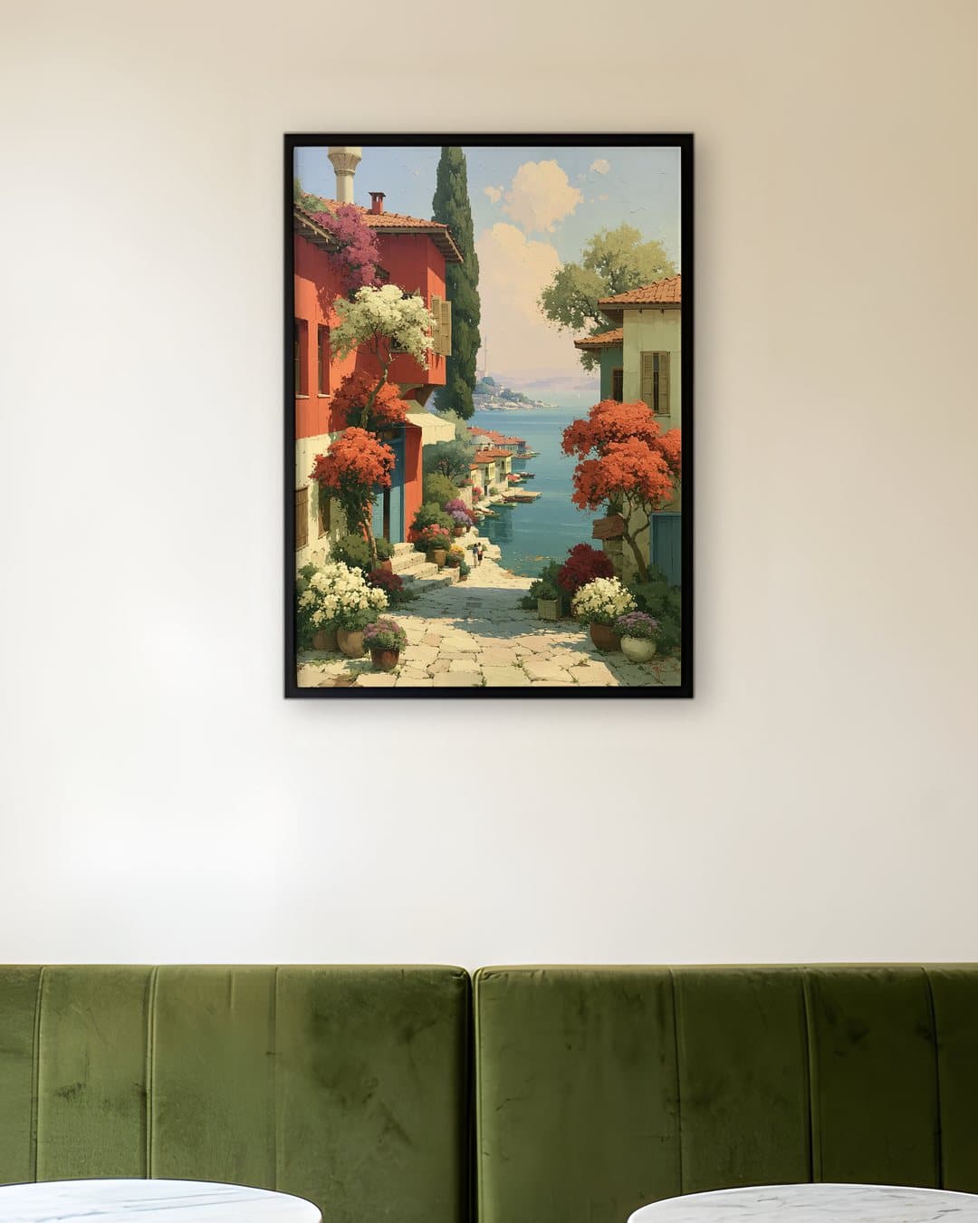 Çiçekli Akdeniz Sokağı tablosu kafe duvarında: 50 × 70 cm, siyah ahşap çerçeve