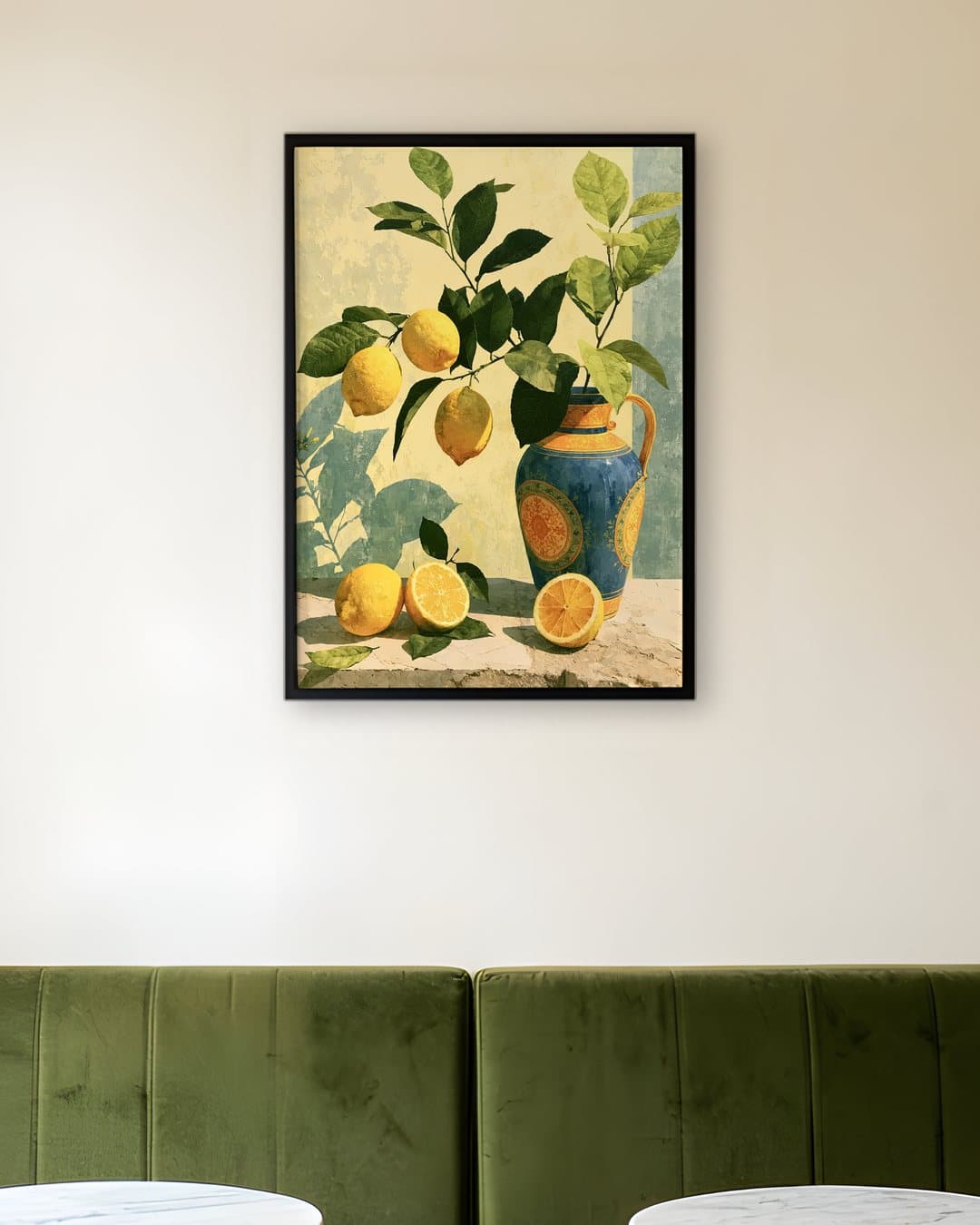 Limon Dalları ve Mavi Sürahi tablosu kafe duvarında: 50 × 70 cm, siyah ahşap çerçeve