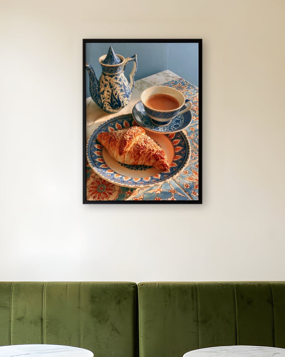 Mavi Çini Sofrada Kruvasan tablosu kafe duvarında: 50 × 70 cm, siyah ahşap çerçeve