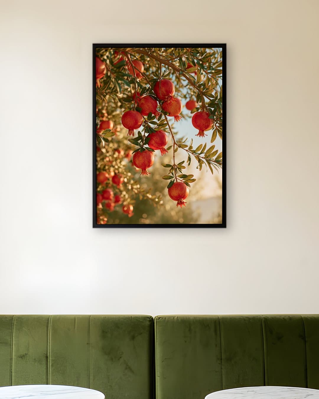 Nar Ağacı tablosu kafe duvarında: 50 × 70 cm, siyah ahşap çerçeve