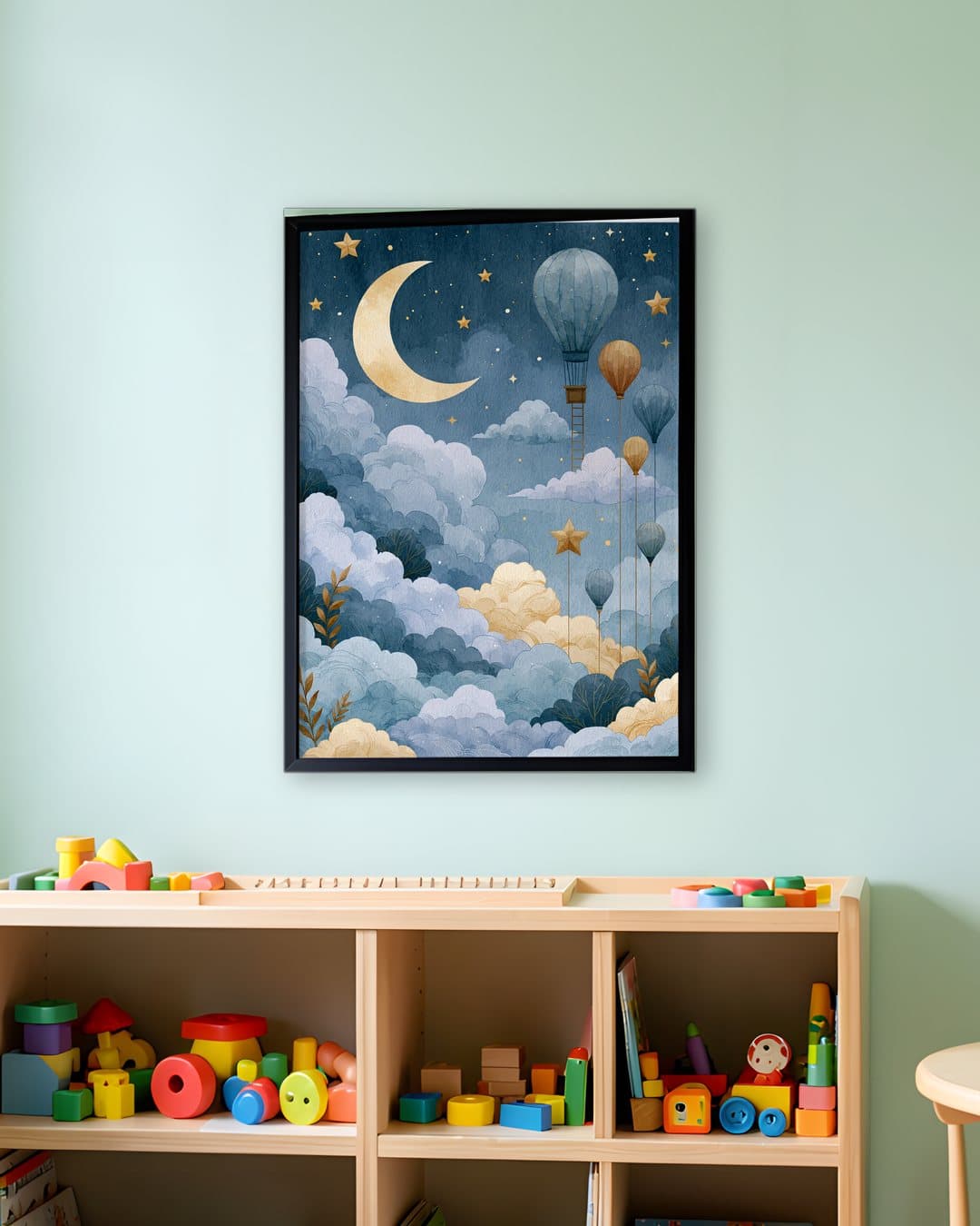 Ay ve Uçan Balonlar tablosu sınıf duvarında: 50 × 70 cm, siyah ahşap çerçeve