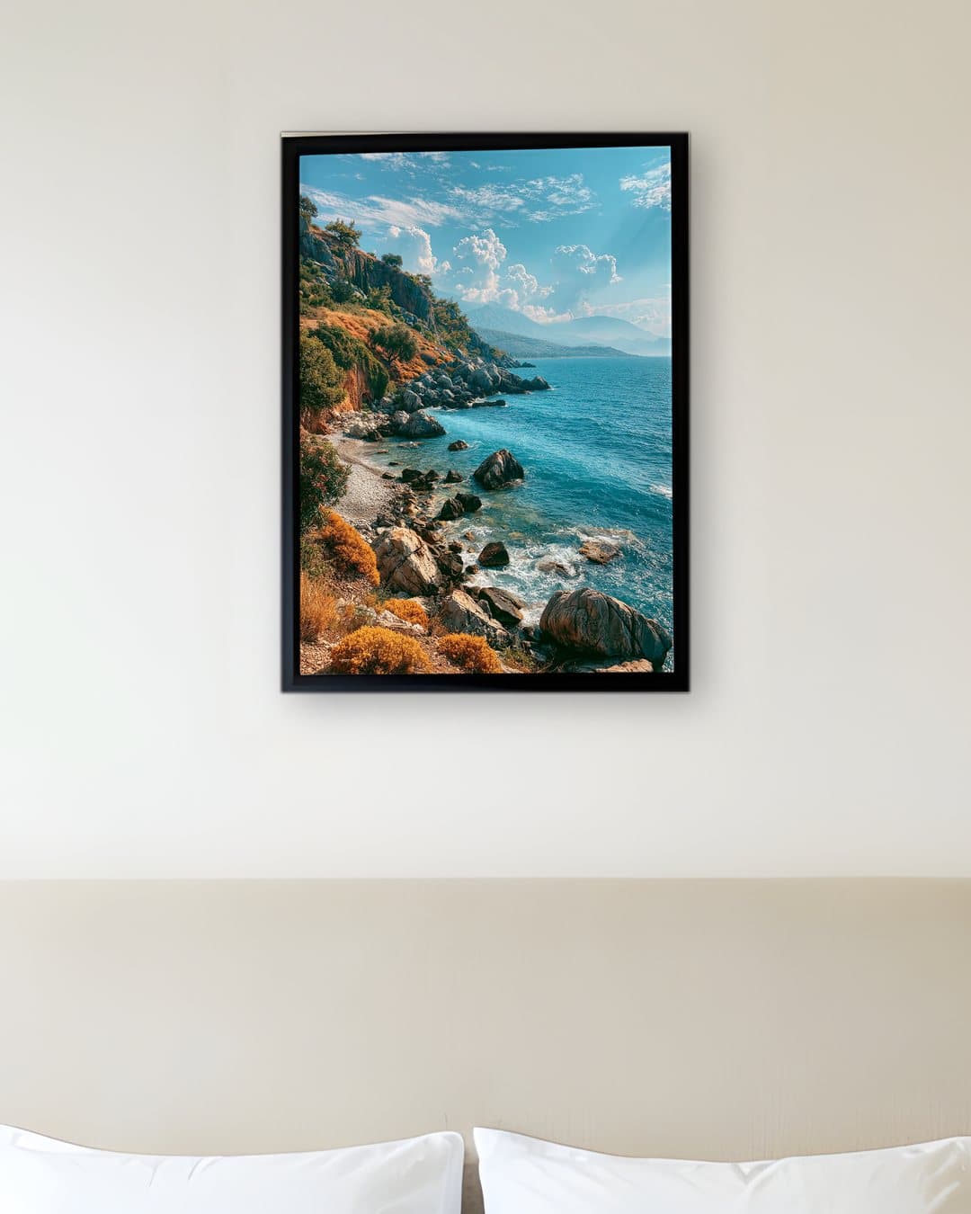 Akdeniz Kıyısında Kayalıklar tablosu otel odası duvarında: 50 × 70 cm, siyah ahşap çerçeve