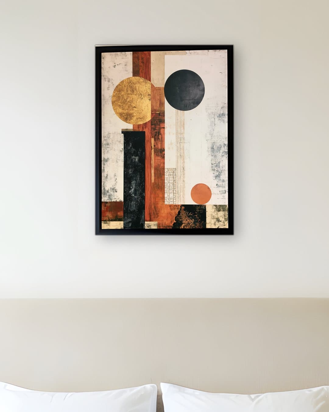 Altın ve Siyah Daireler tablosu otel odası duvarında: 50 × 70 cm, siyah ahşap çerçeve