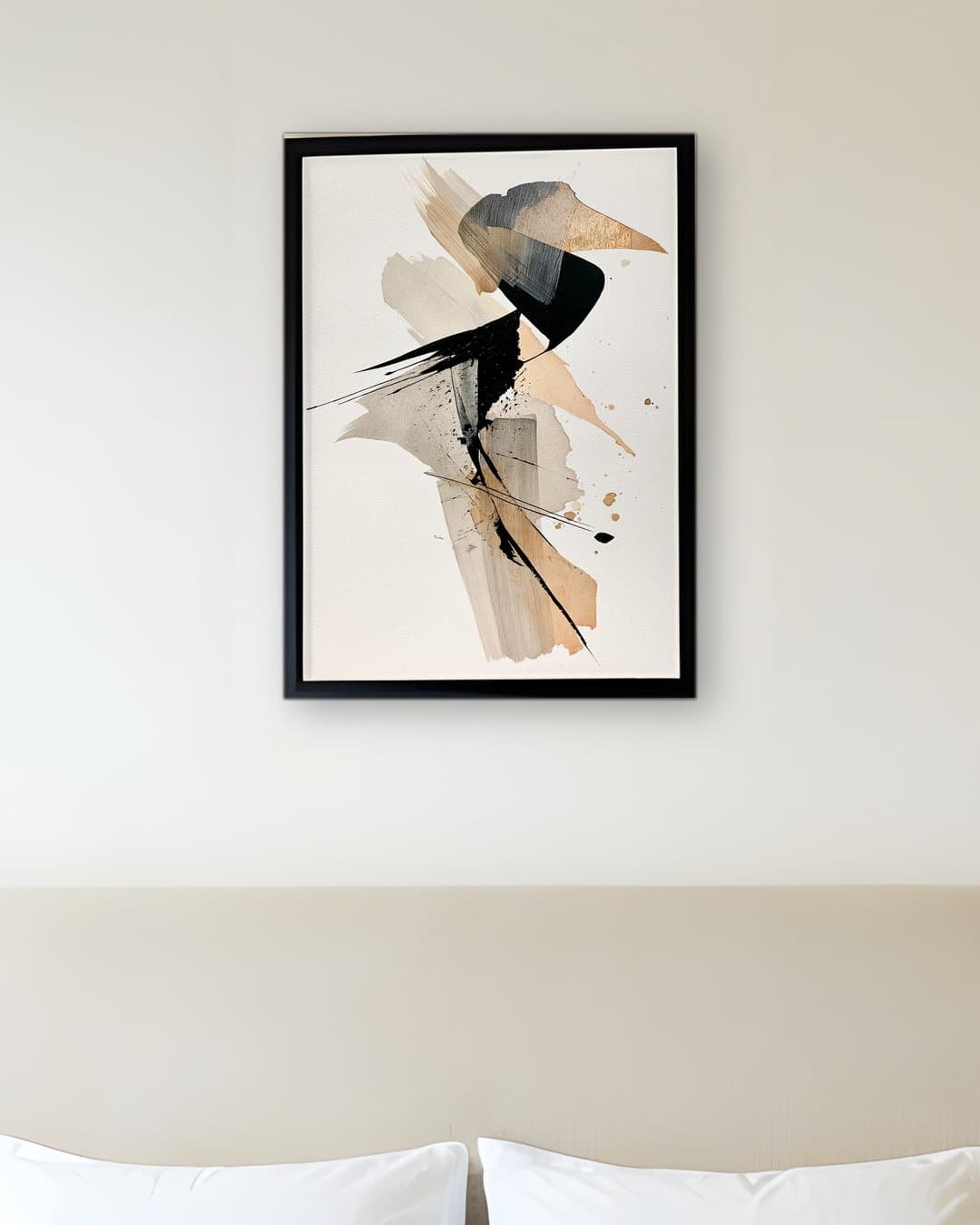 Altın Vuruşlu Siyah Fırça tablosu otel odası duvarında: 50 × 70 cm, siyah ahşap çerçeve