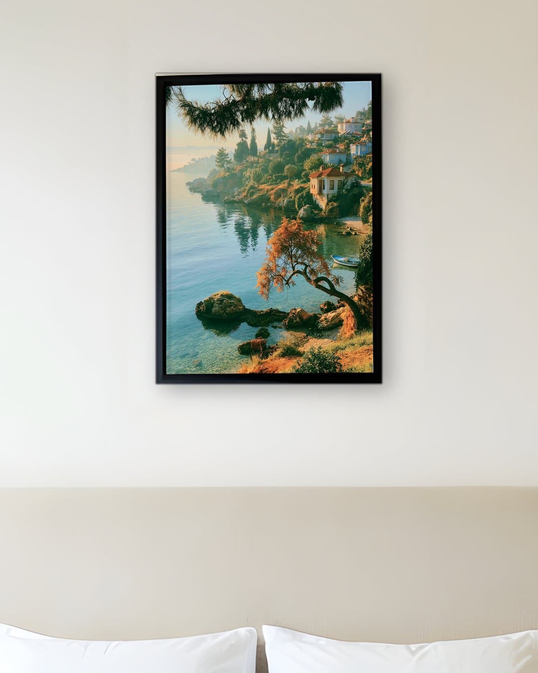 Turkuaz Koyda Sahil Köyü tablosu otel odası duvarında: 50 × 70 cm, siyah ahşap çerçeve