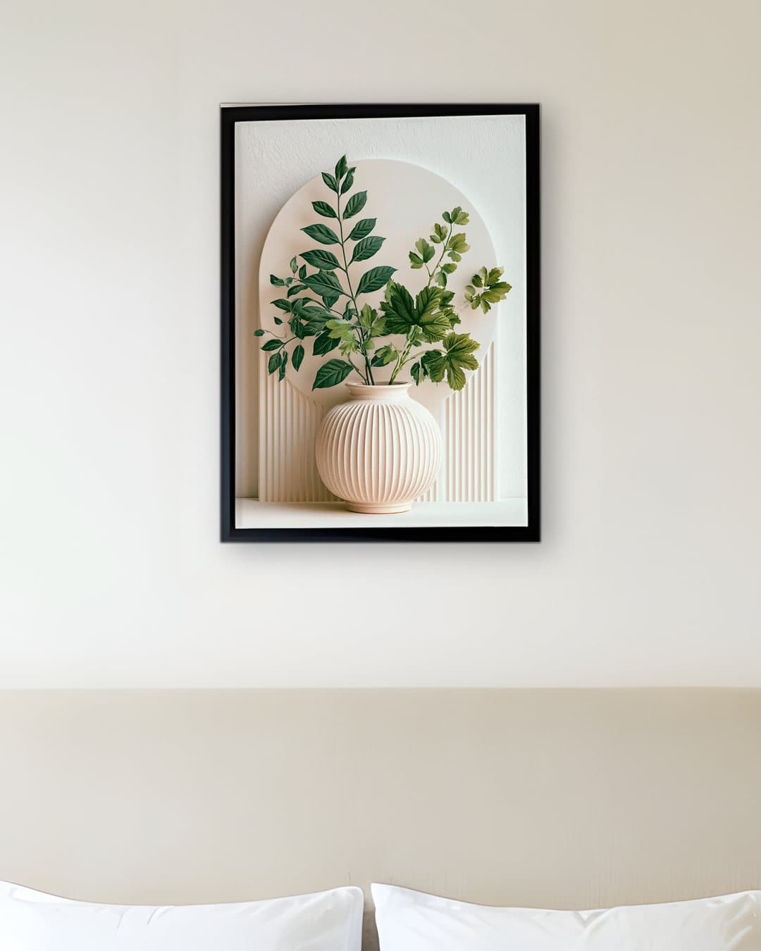 Yivli Vazoda Yeşil Dallar tablosu otel odası duvarında: 50 × 70 cm, siyah ahşap çerçeve