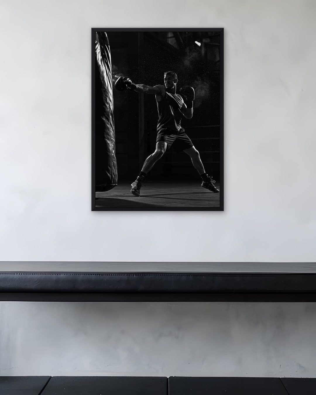 Kum Torbasına Yumruk tablosu spor salonu duvarında: 50 × 70 cm, siyah ahşap çerçeve