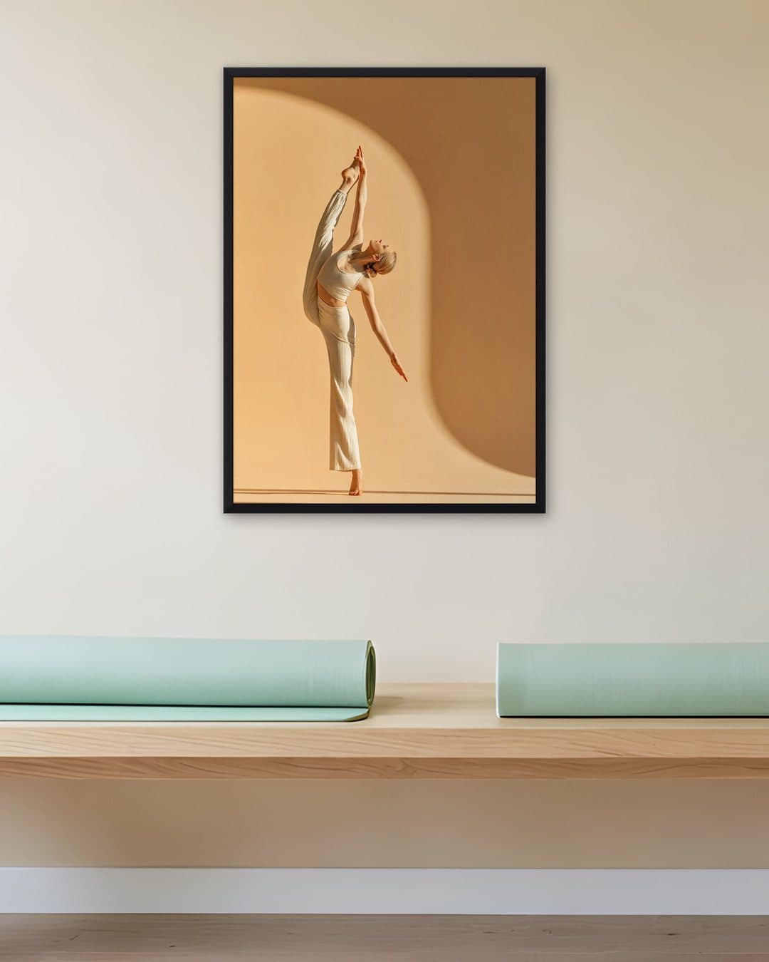 Bej Stüdyoda Ayakta Split tablosu yoga stüdyosu duvarında: 50 × 70 cm, siyah ahşap çerçeve