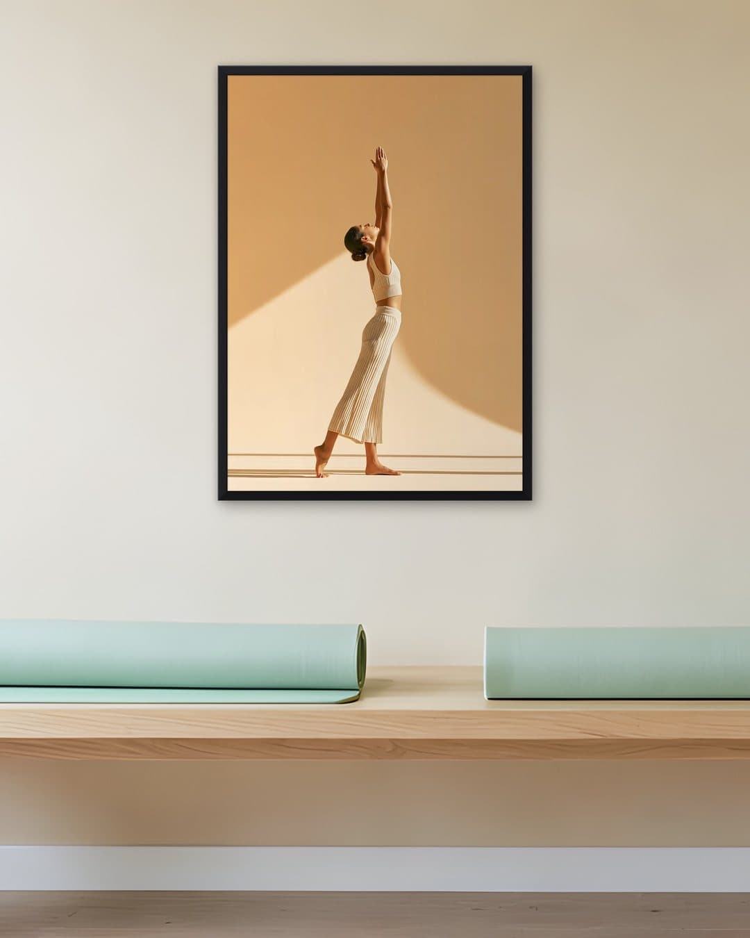 Güne Uzanan Kadın tablosu yoga stüdyosu duvarında: 50 × 70 cm, siyah ahşap çerçeve