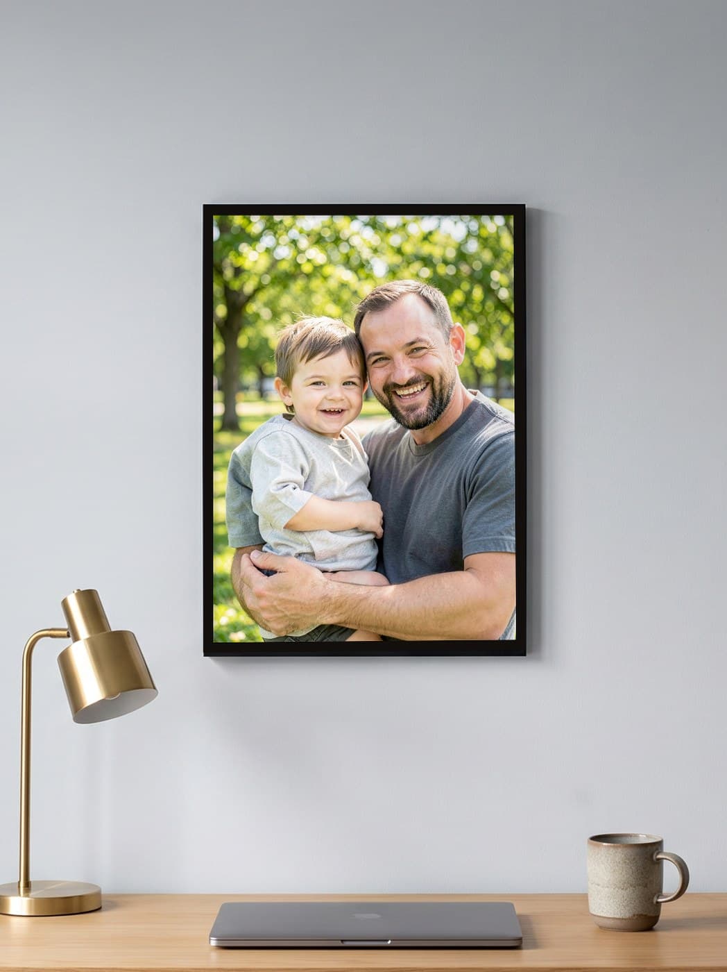 Baba ve çocuğun fotoğrafından yapılmış kişiye özel tablo, çalışma odasında