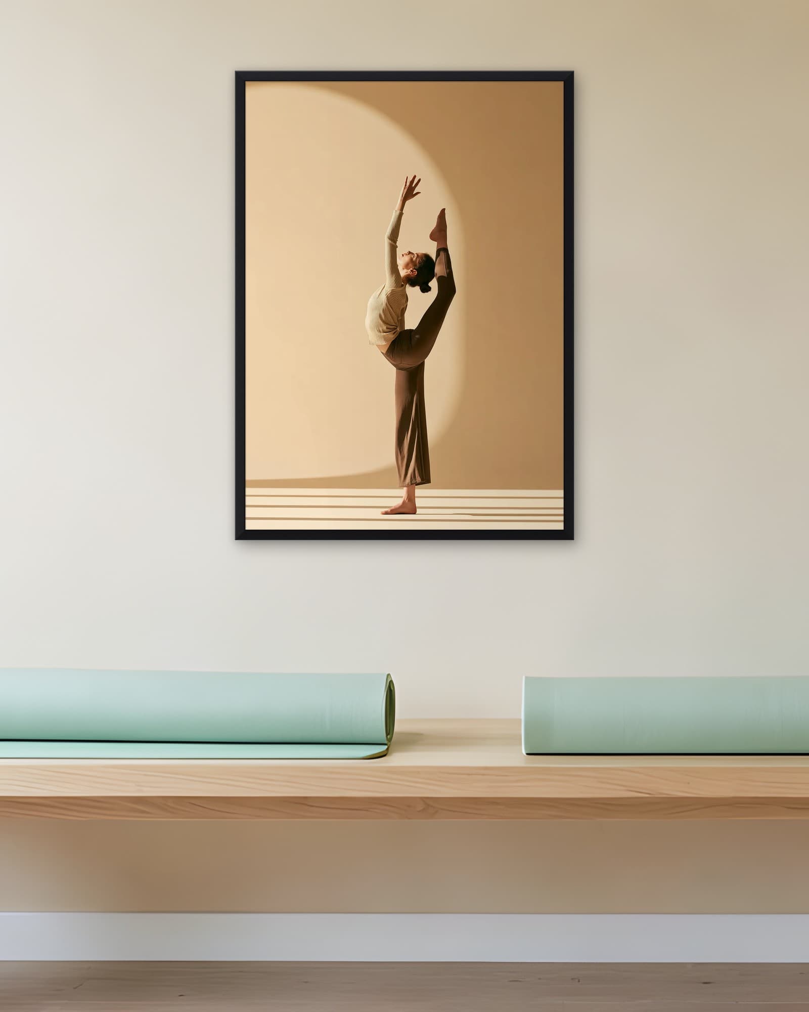 Akrep Pozunda Esneme — Yoga ve Pilates Stüdyosu Tablosu, duvarda oda görünümü
