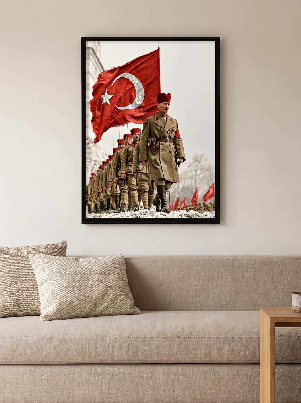 Bayrakla Yürüyen Askerler ve Atatürk — Atatürk Tablosu, duvarda oda görünümü