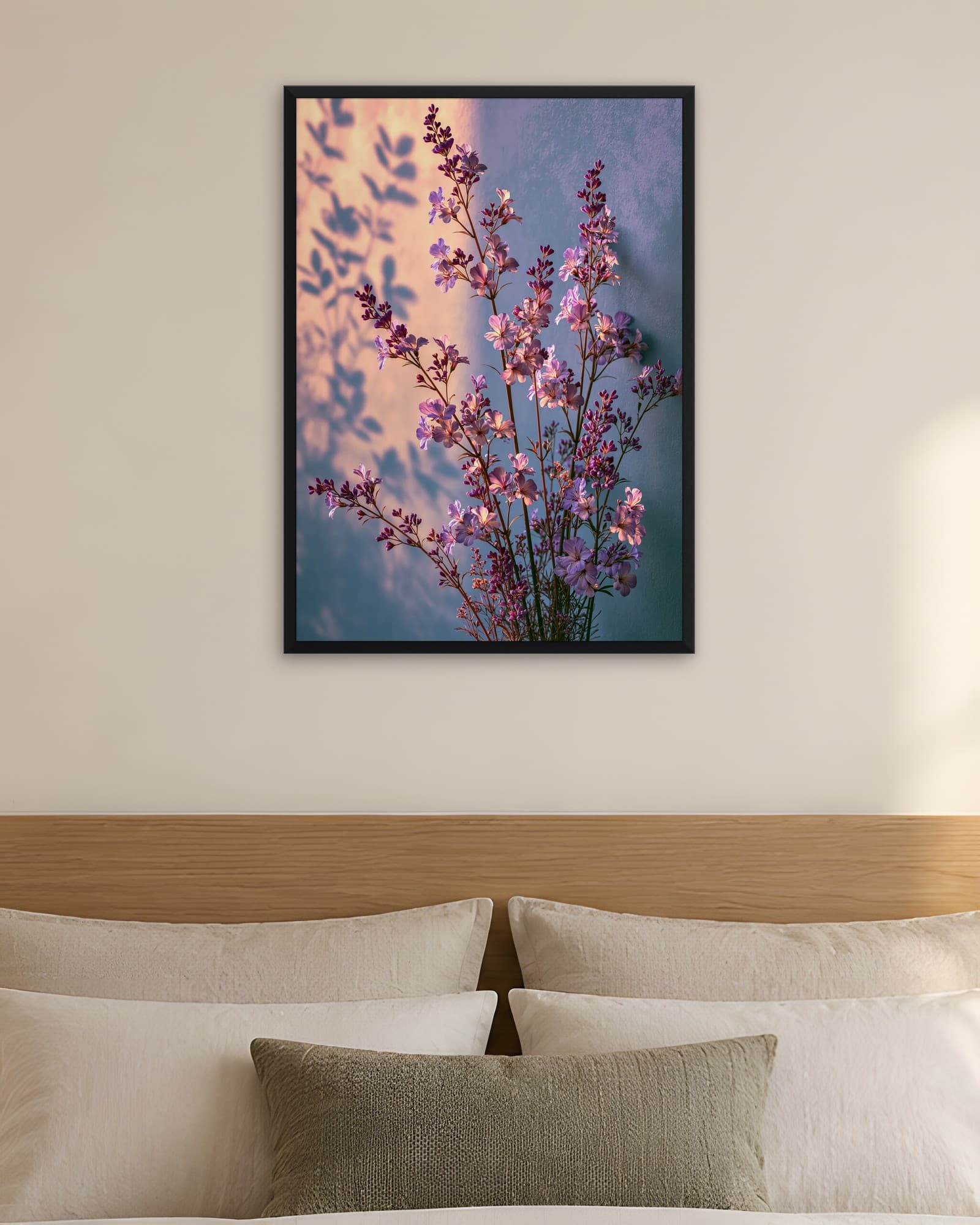 Duvarda Pembe Çiçek Gölgeleri — Çiçek Duvar Tablosu, duvarda oda görünümü