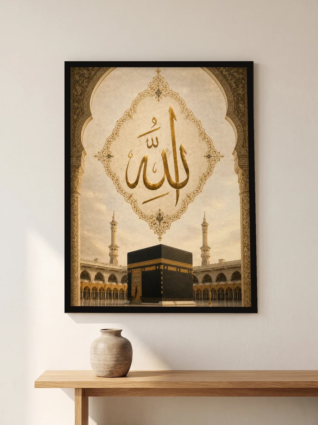 Kâbe ve Allah Lafzı — duvarda oda görünümü