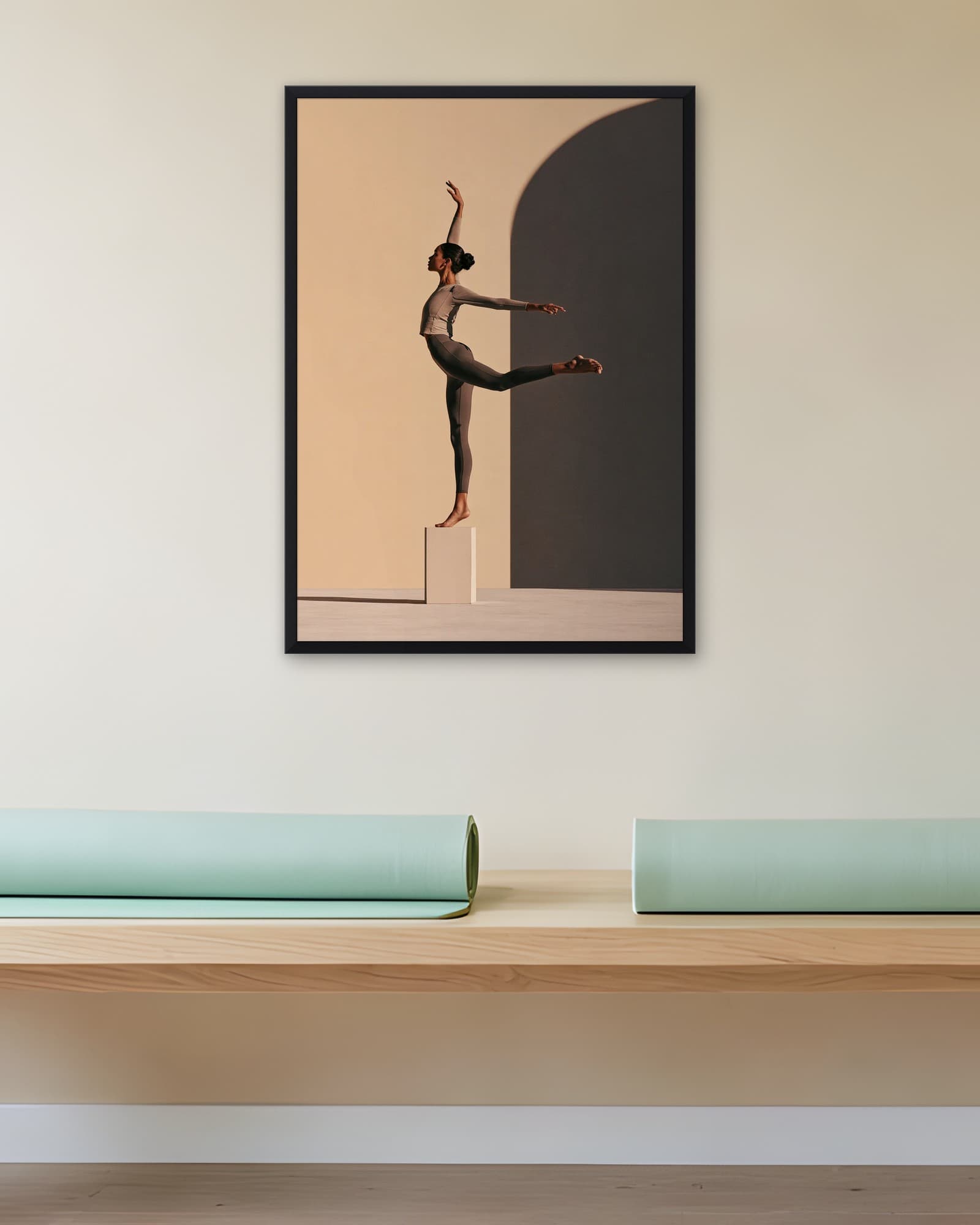 Kaide Üstünde Arabesk — Yoga ve Pilates Stüdyosu Tablosu, duvarda oda görünümü