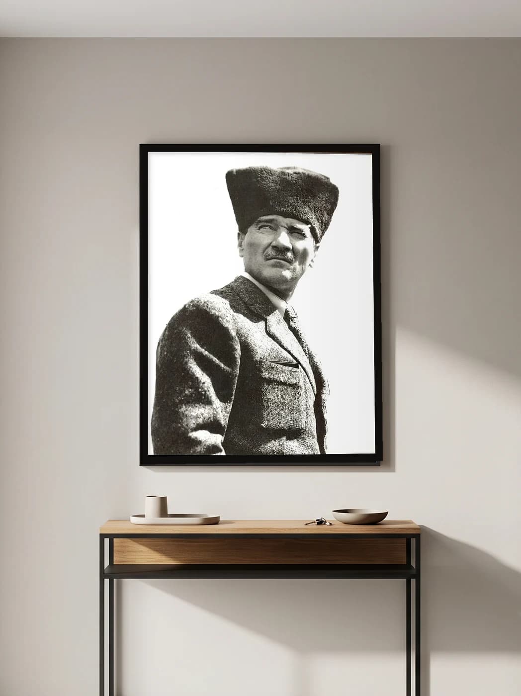 Kalpaklı Atatürk Portresi — Atatürk Tablosu, duvarda oda görünümü