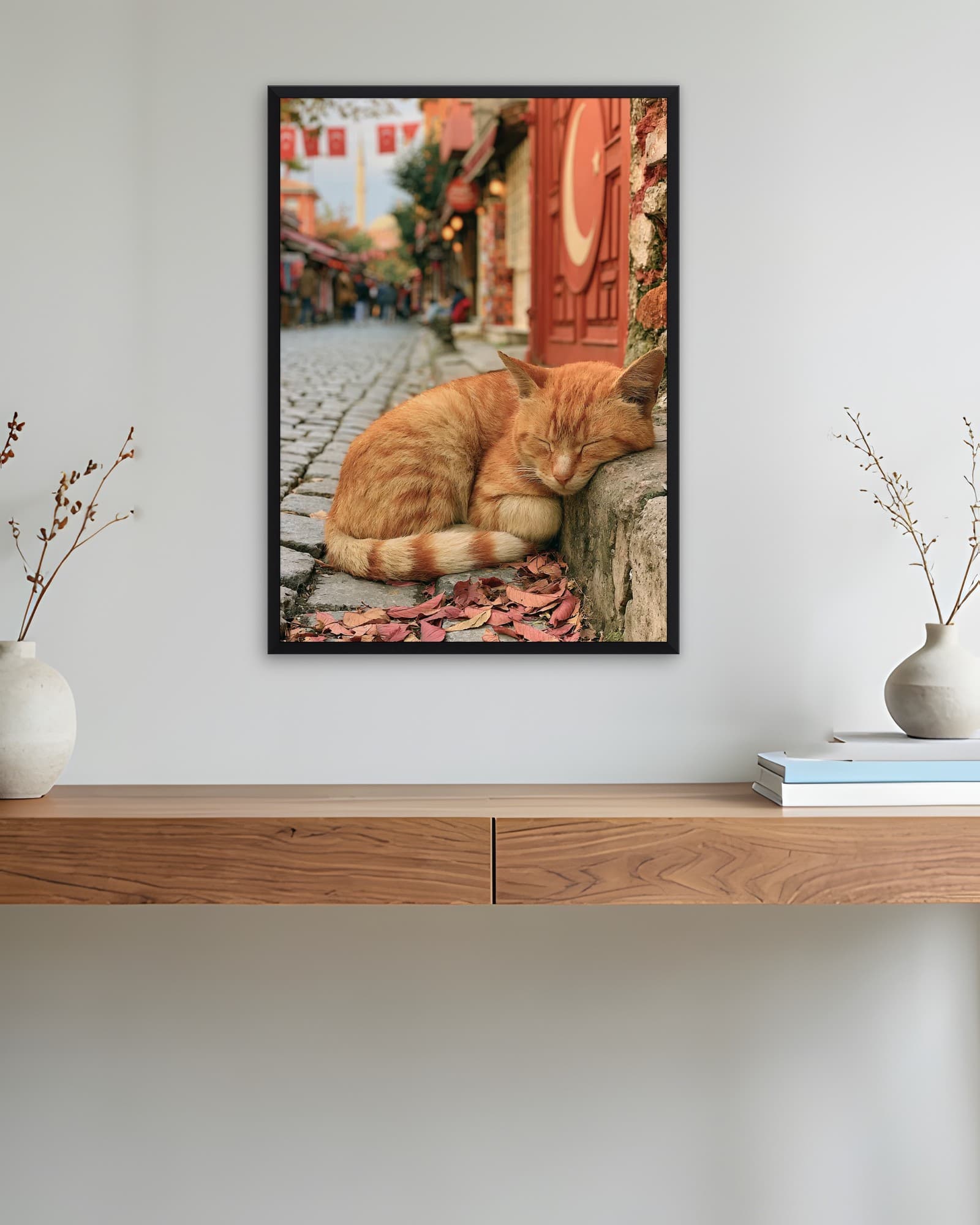 Kırmızı Kapıda Uyuyan Kedi — Kedi Tablosu, duvarda oda görünümü