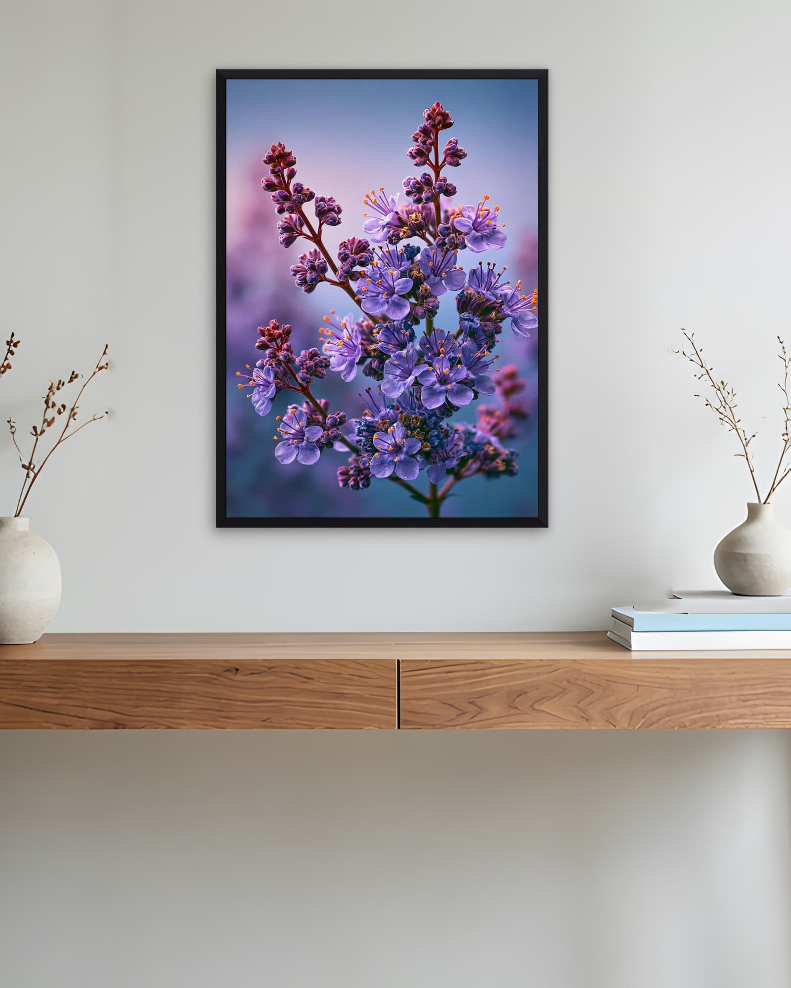 Pastel Mor Leylak Demeti — Çiçek Duvar Tablosu, duvarda oda görünümü