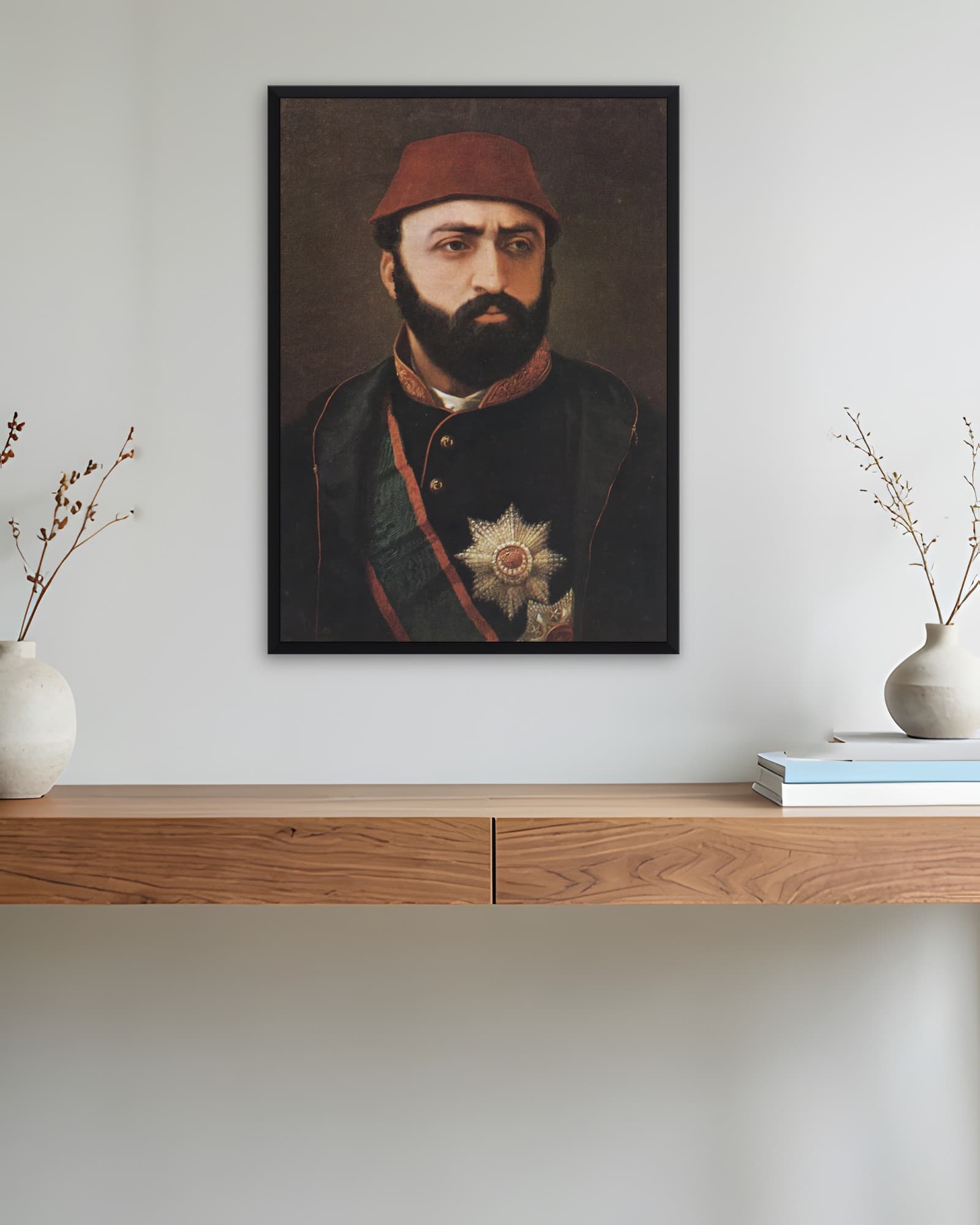 Sultan Abdülaziz Portresi — Osmanlı Padişahı Tablosu, duvarda oda görünümü
