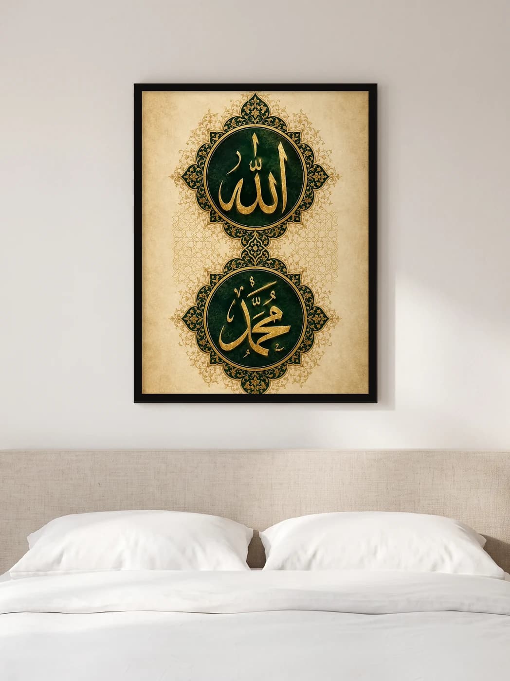 Tezhipli Allah ve Muhammed Madalyonu — duvarda oda görünümü