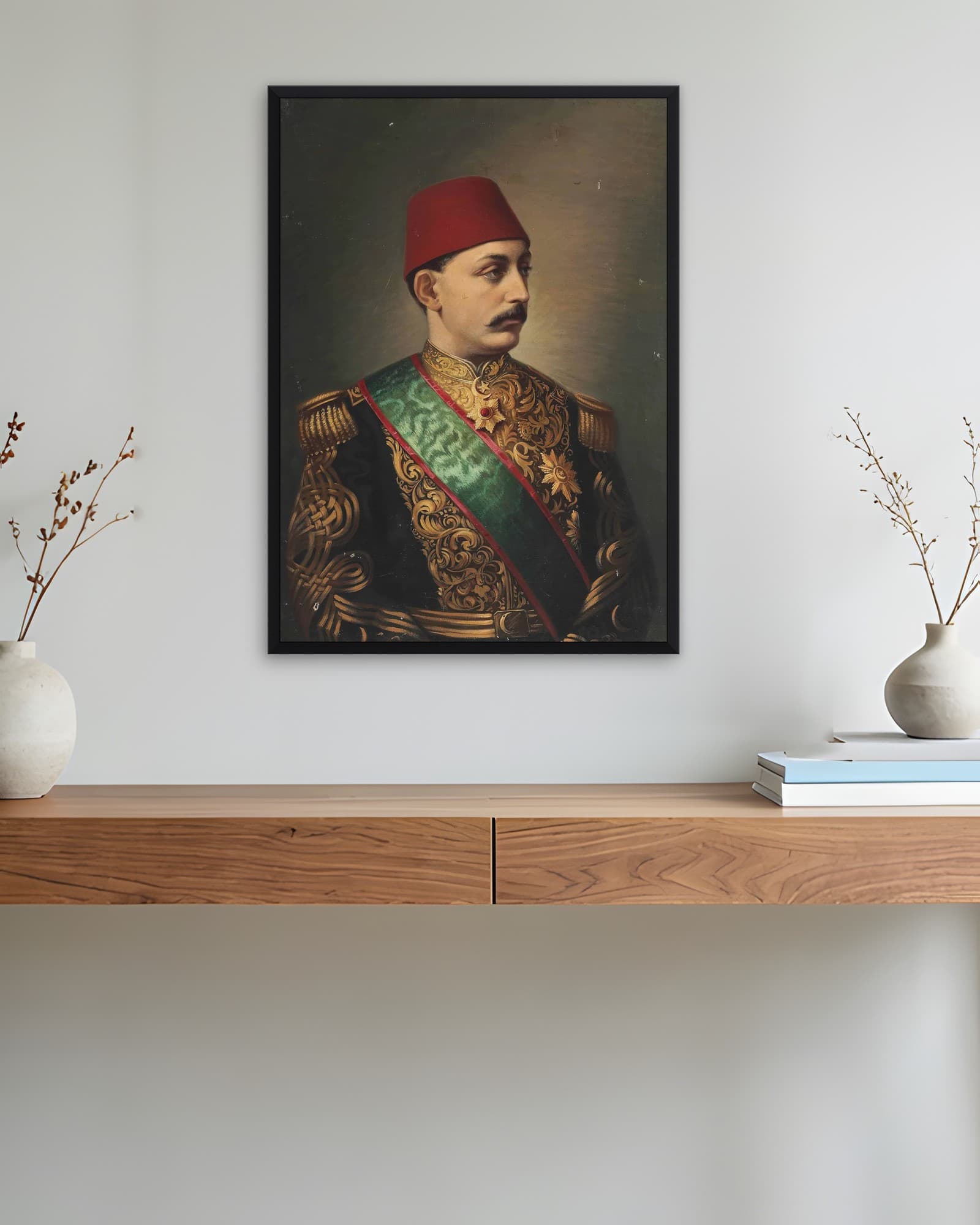 V. Murat Portresi — Osmanlı Padişahı Tablosu, duvarda oda görünümü