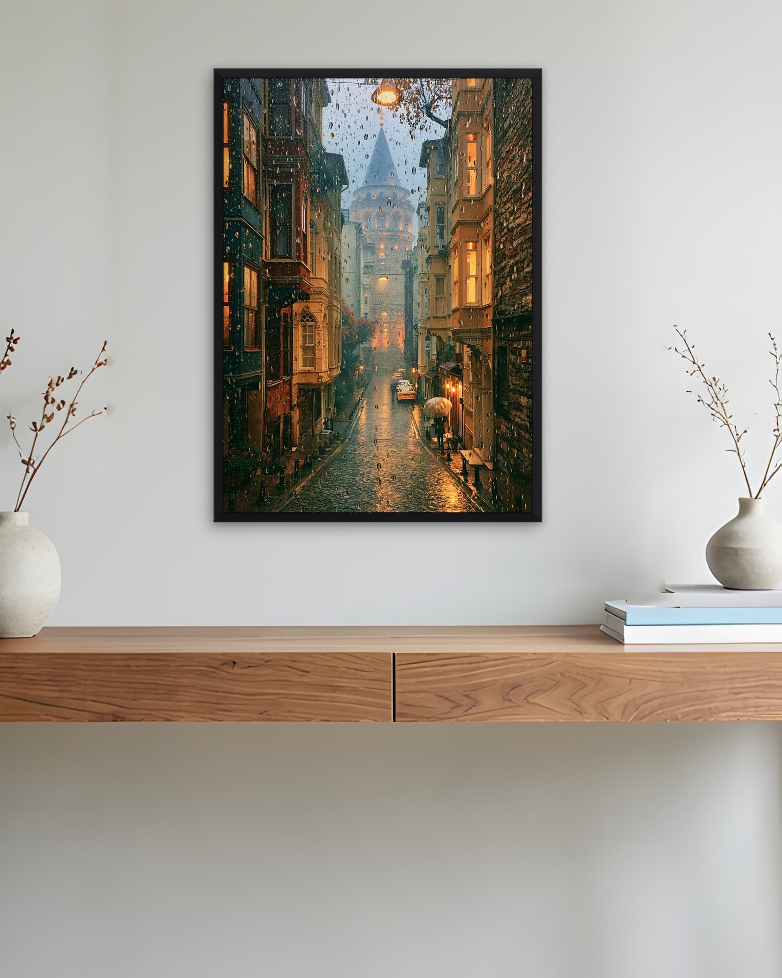 Yağmurlu Galata Sokağı — İstanbul Duvar Tablosu, duvarda oda görünümü