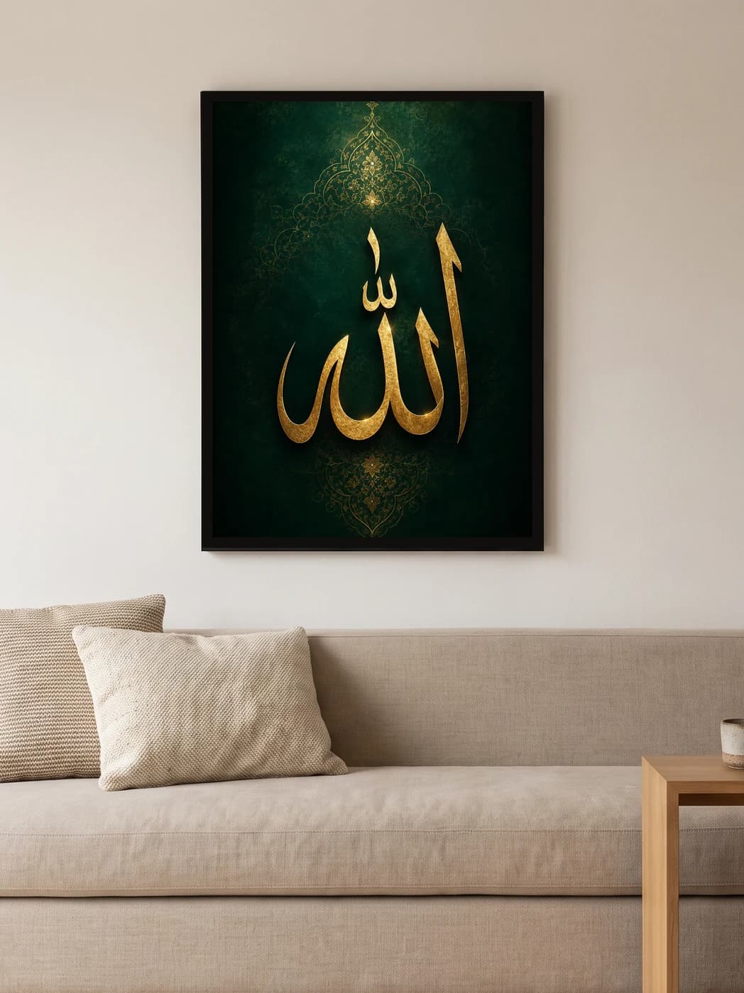 Yeşil Zeminde Allah Lafzı — duvarda oda görünümü