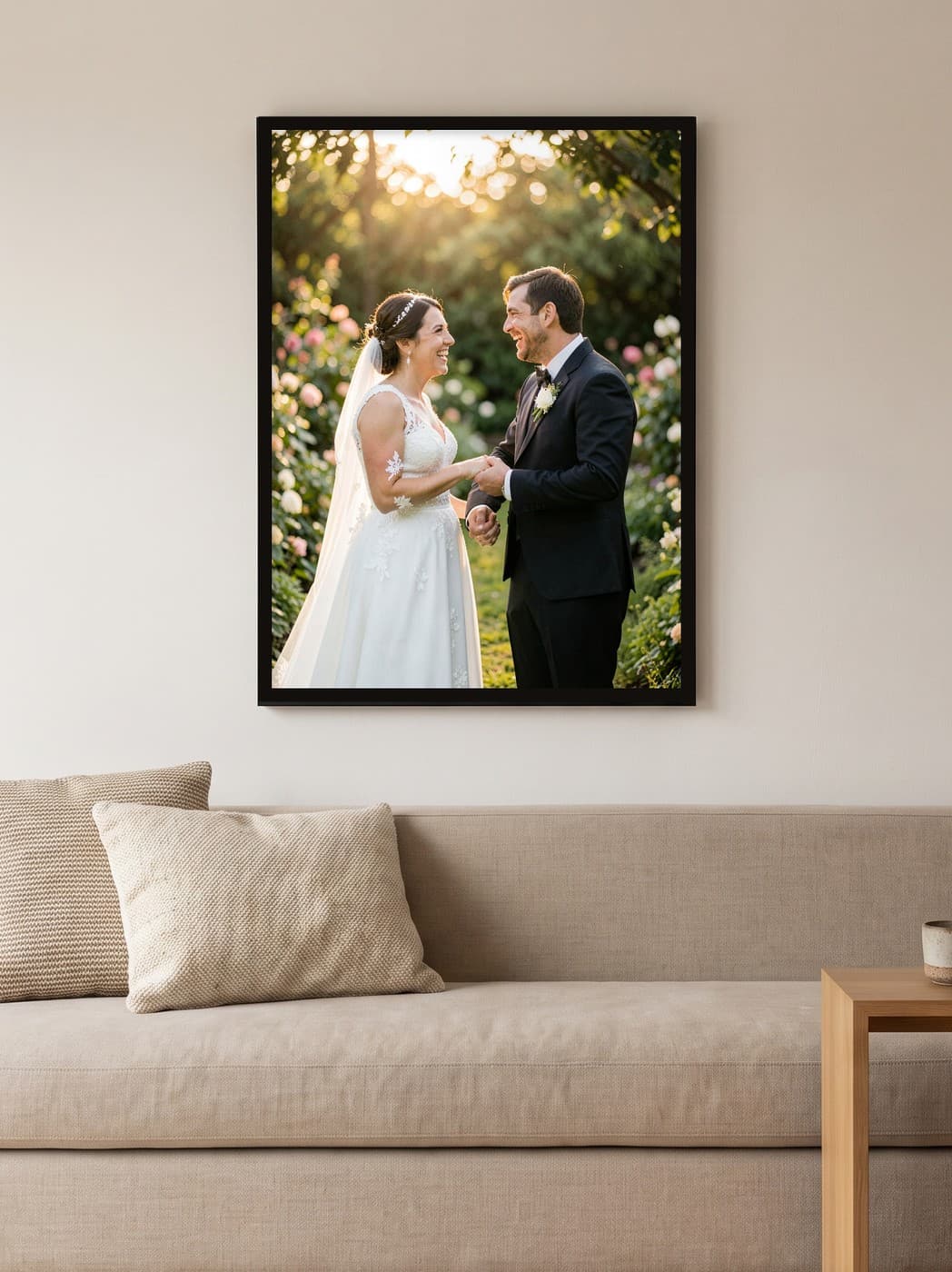 Düğün fotoğrafından kişiye özel tablo, salonda siyah çerçeveli