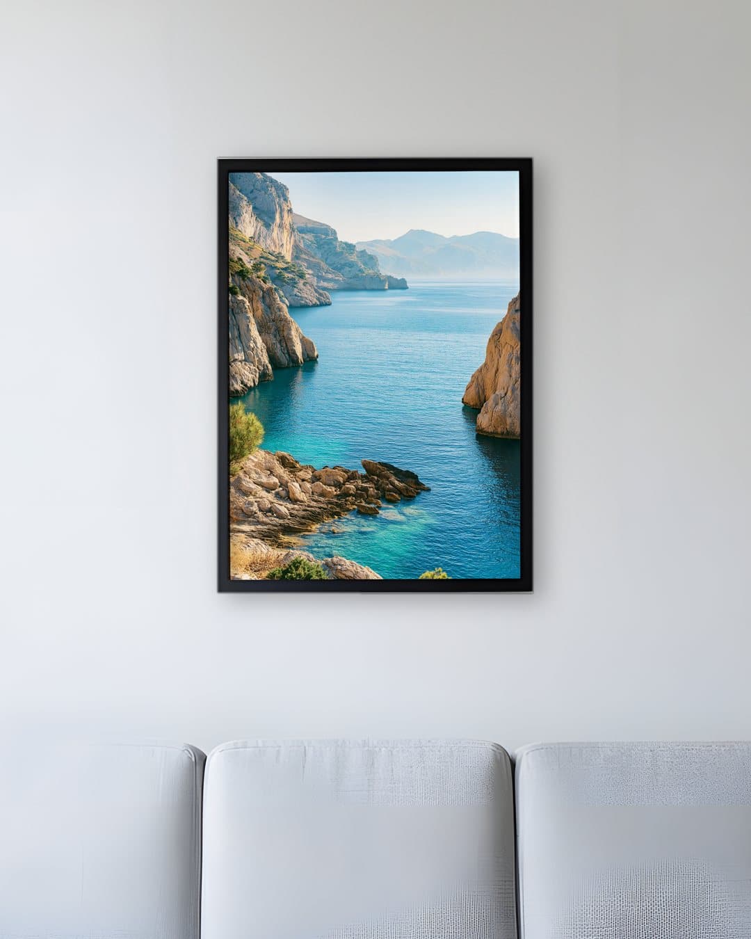 Kayalıklar Arasında Turkuaz Koy tablosu bekleme salonu duvarında: 50 × 70 cm, siyah ahşap çerçeve
