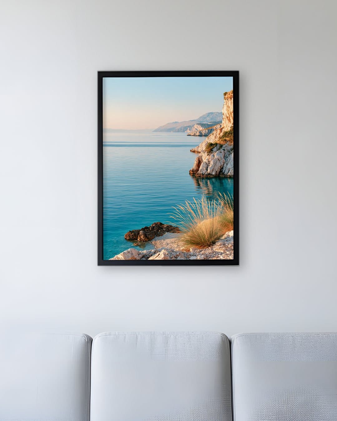 Otlu Kıyıdan Akdeniz tablosu bekleme salonu duvarında: 50 × 70 cm, siyah ahşap çerçeve
