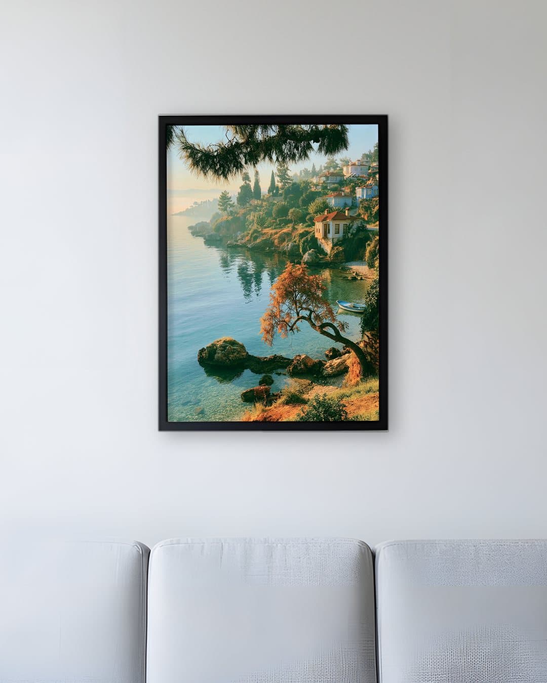 Turkuaz Koyda Sahil Köyü tablosu bekleme salonu duvarında: 50 × 70 cm, siyah ahşap çerçeve