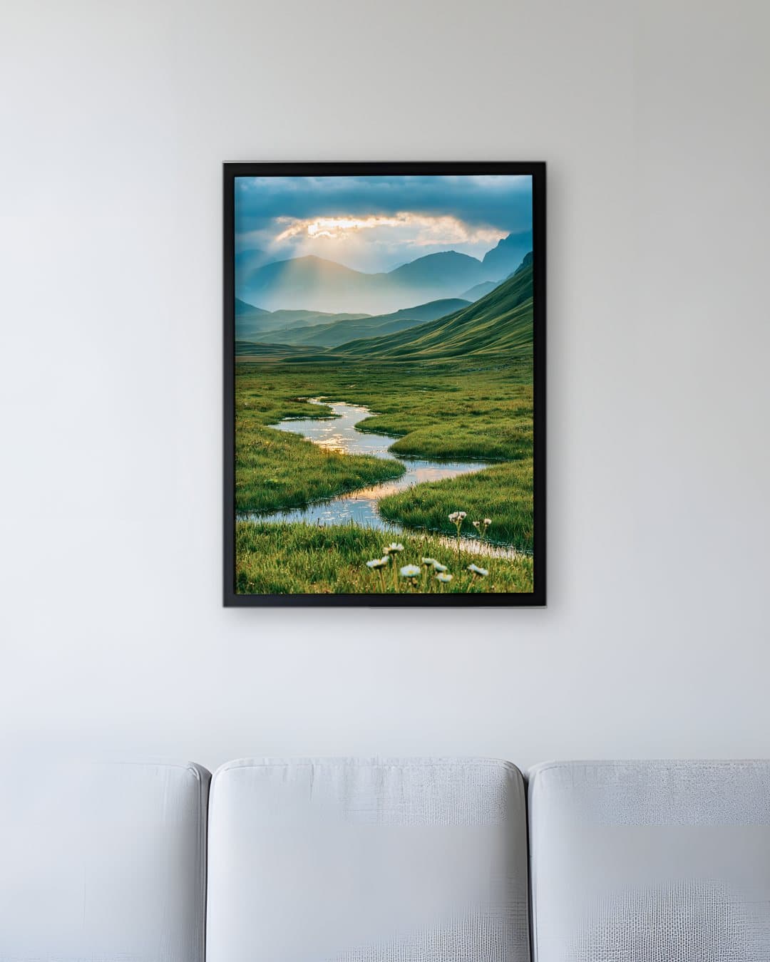 Yeşil Vadide Kıvrılan Dere tablosu bekleme salonu duvarında: 50 × 70 cm, siyah ahşap çerçeve