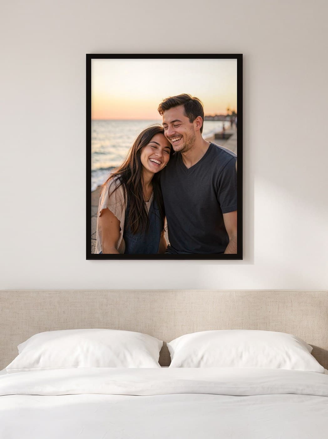 Çiftin fotoğrafından yapılmış kişiye özel tablo, yatak odası duvarında